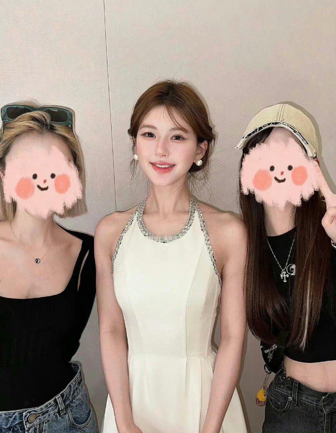 赵露思和素人的同框合影，美女的颜值状态怎么样？ ​​​