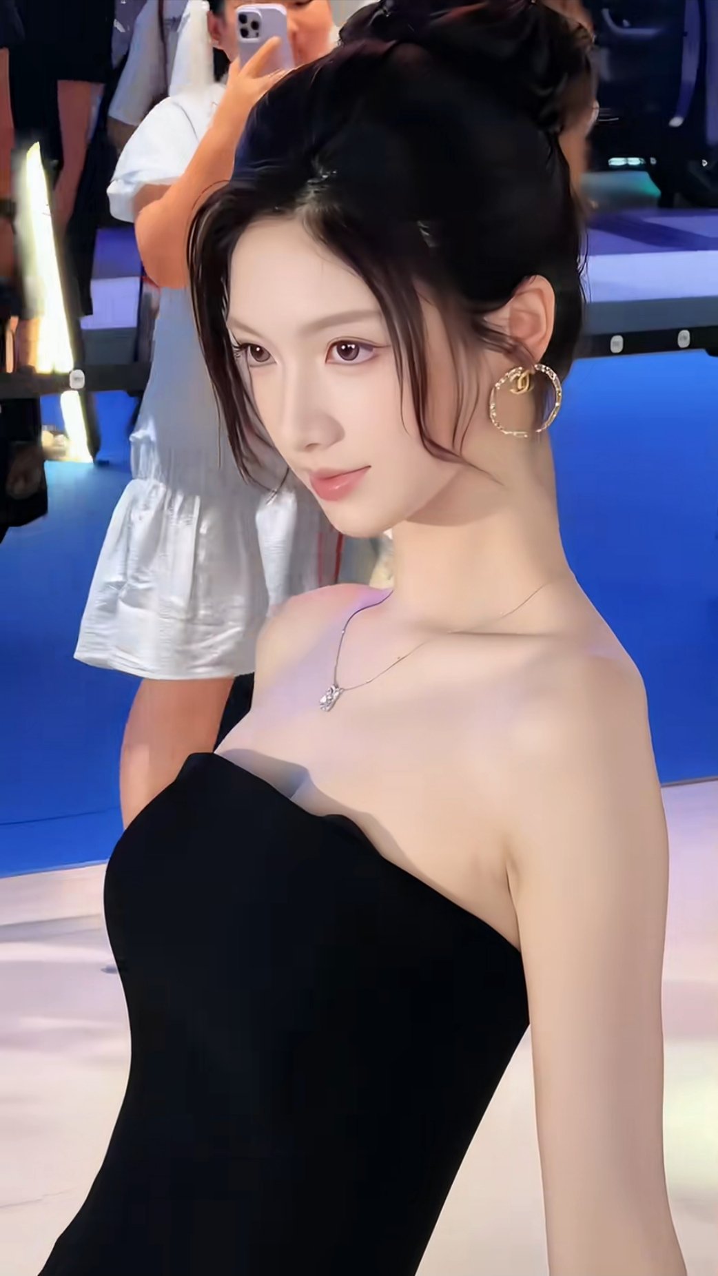 成都车展小米展台，请的琳园长当车模，也是想开了 ​​​