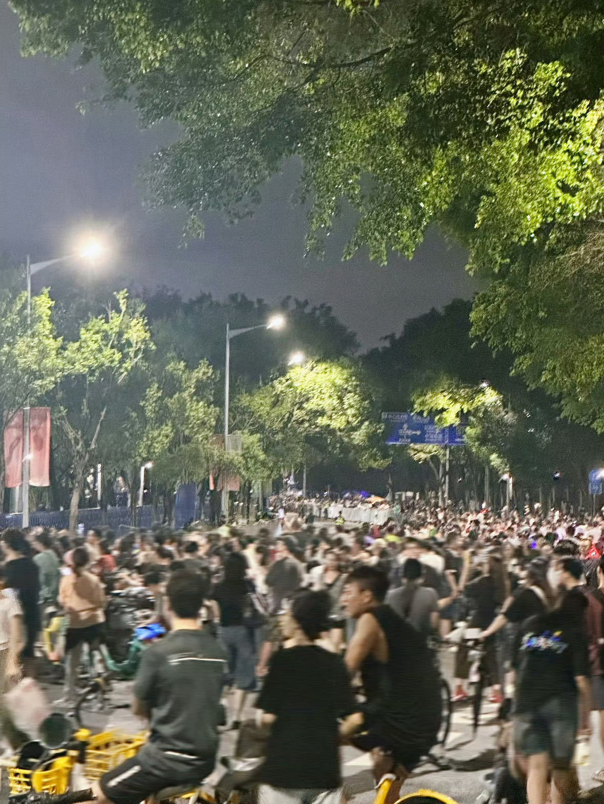 这就是国民级的谢霆锋吗 广州暴雨也浇不灭的顶流光芒，千禧世代集体青春返场！谢霆锋