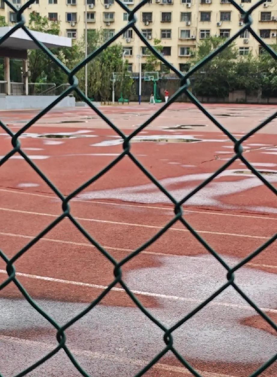 昨天唐山上午确实凉快，凉风习习的已有点寒意，都说白露有雨会冷飕飕，前天天阴虽未见
