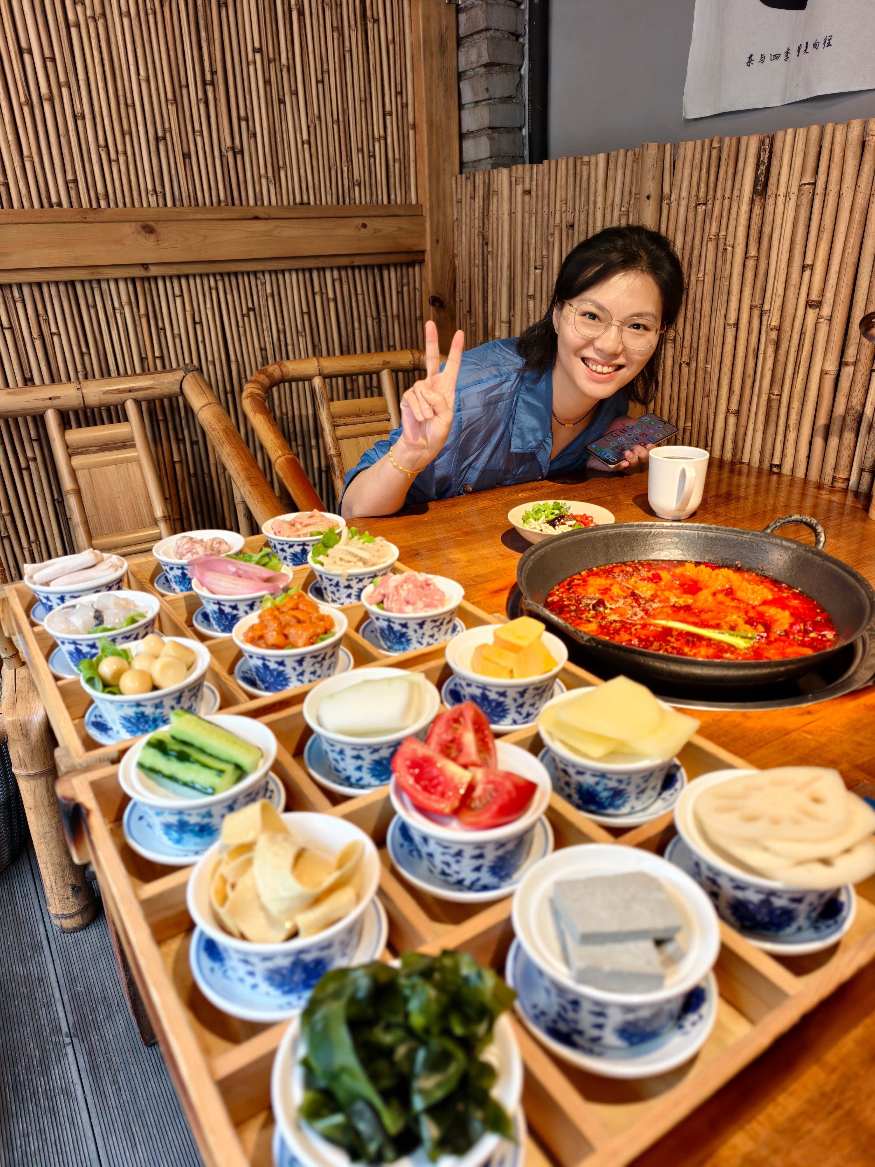考完试，去吃趟火锅，在去逛逛锦里……逛一圈，就买了一个2元的雪王