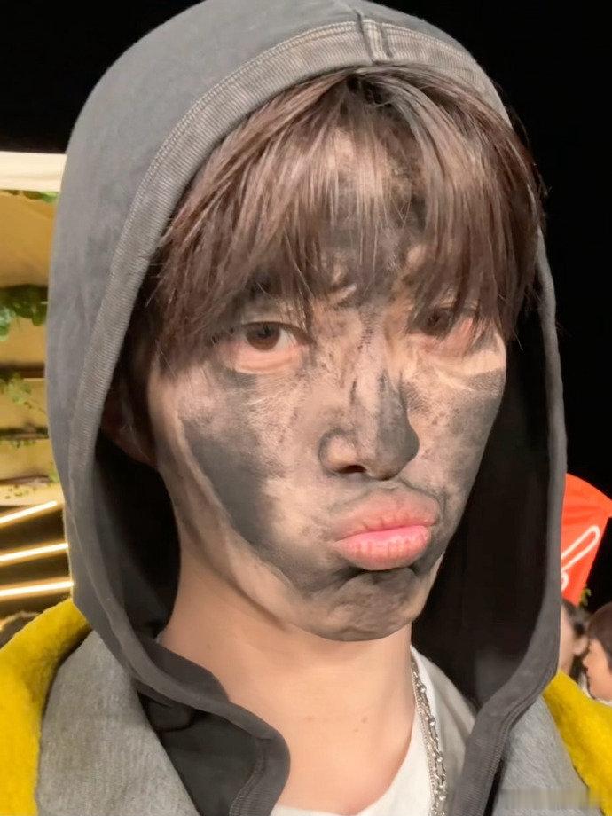 范丞丞：家人们，我这个妆怎么样嘟嘴别太可爱了~