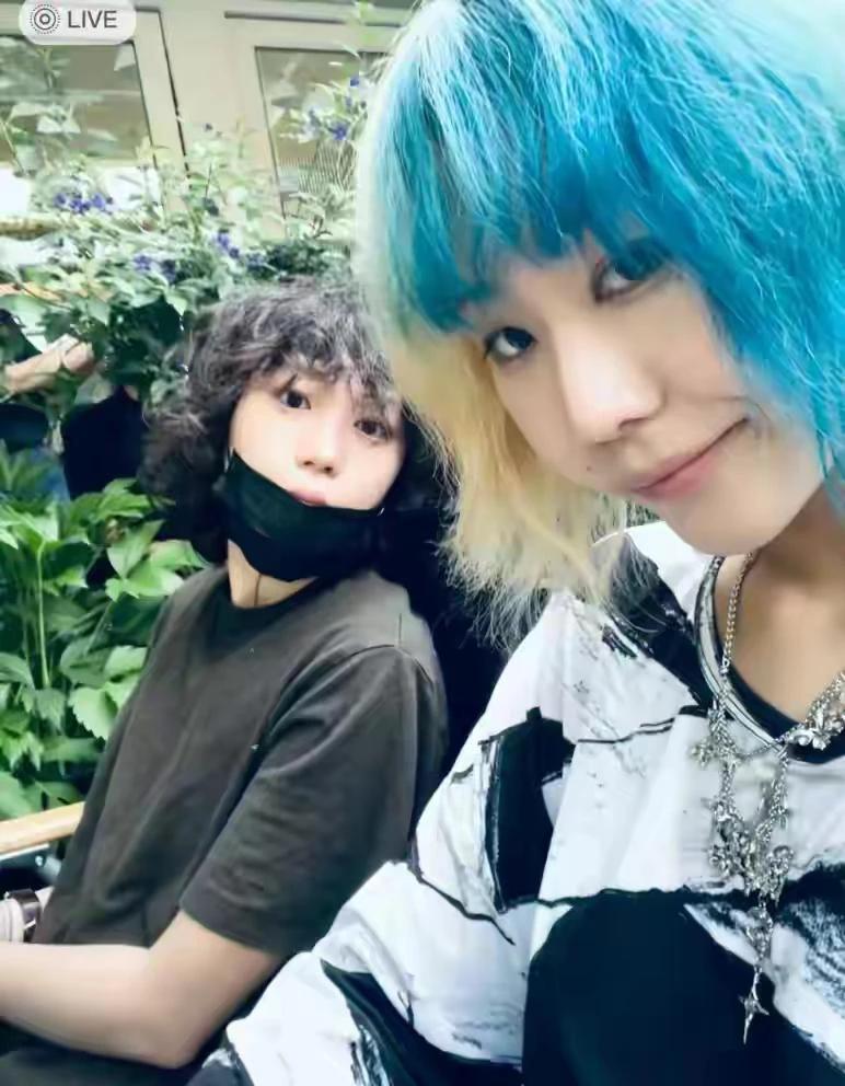 窦靖童跟同父异母的妹妹合影，虽然是两个妈生的，但是她们俩却越长越像。这只能说明一