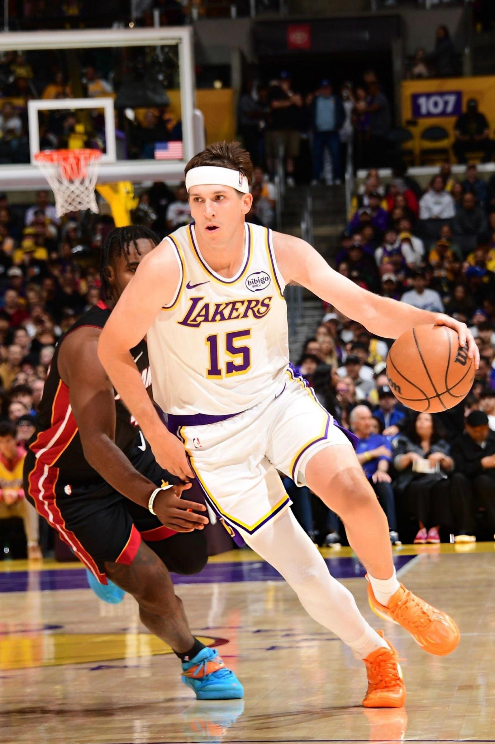 里夫斯上脚AR3日落砍下26分11助攻4篮板帮助湖人取胜，目前场均31.1分9.