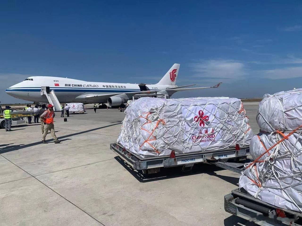 柬埔寨感谢中方中国援柬埔寨物资运抵金边当地时间12月28日中午，中国政府向柬埔寨