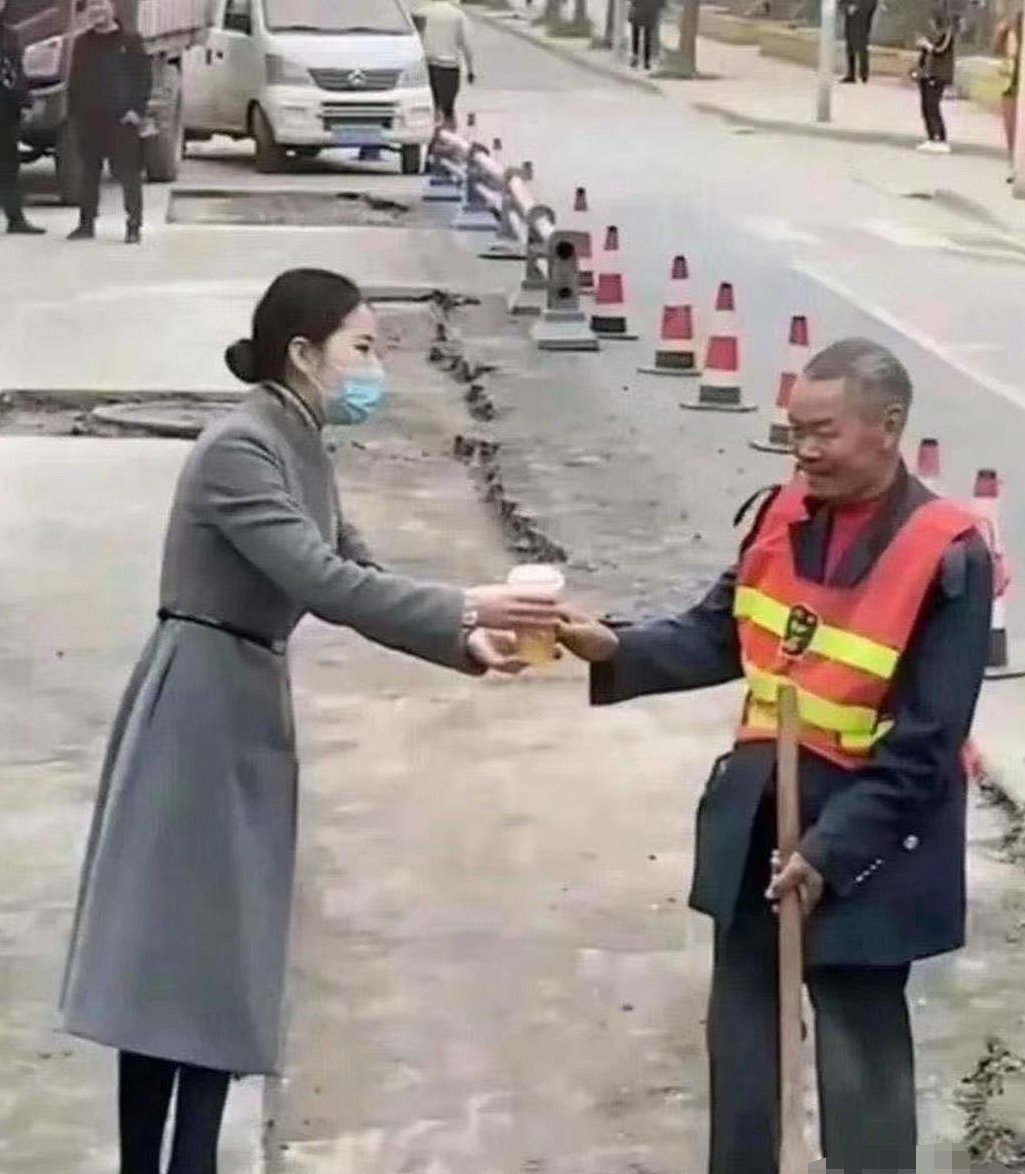 被第一张图感动，被第二张图恶心到了 