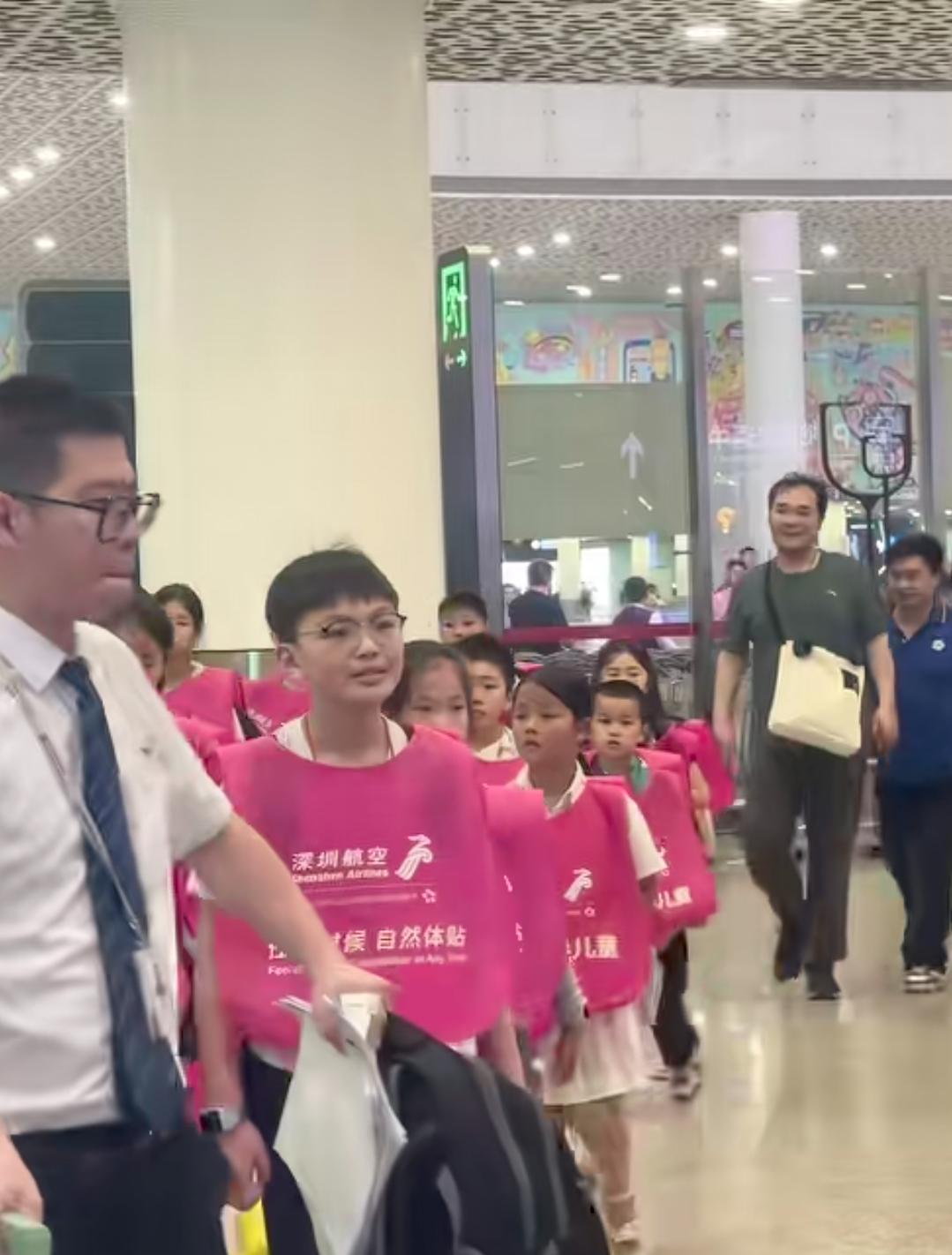 论坐飞机的无陪儿童有多重要，无陪相当于这期间这个孩子是航空公司的了，出了一点小事