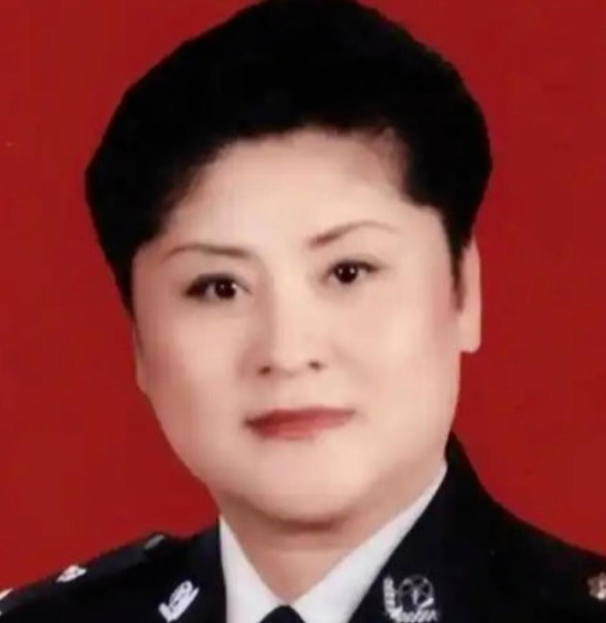 1988年，一名女警走在街头，谁也没想到，几分钟后，她会被两名持刀男子强行塞进出
