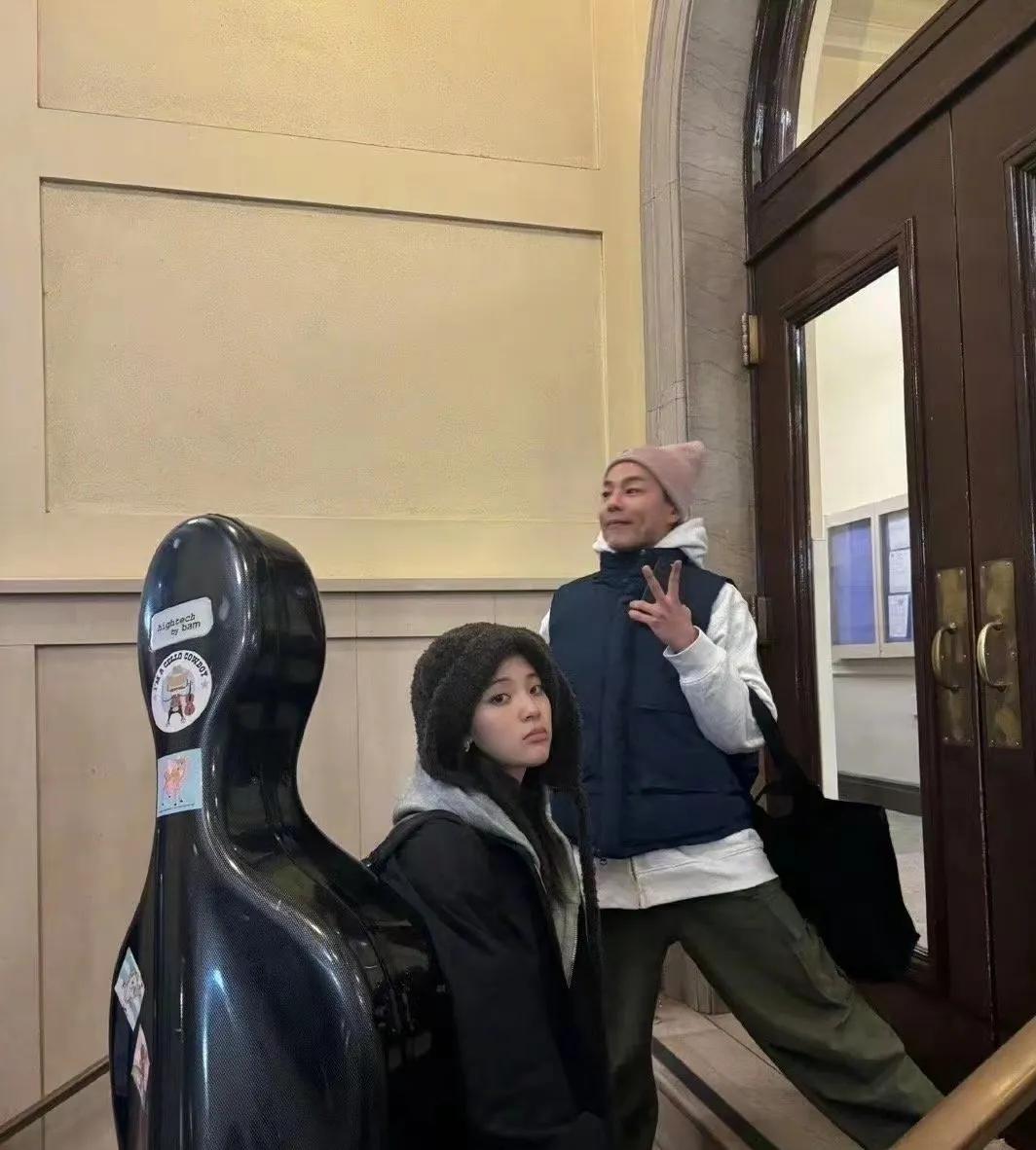 欧阳娜娜被拍到和男友安雨同出同进一个小区，她什么时候有男朋友的？还同居了？我是断