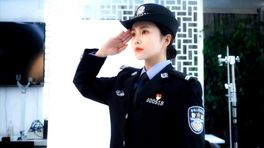 其实我一直挺想看白鹿穿军装的，她在电视剧警察荣誉里穿警服就很飒爽。白鹿能不能演一