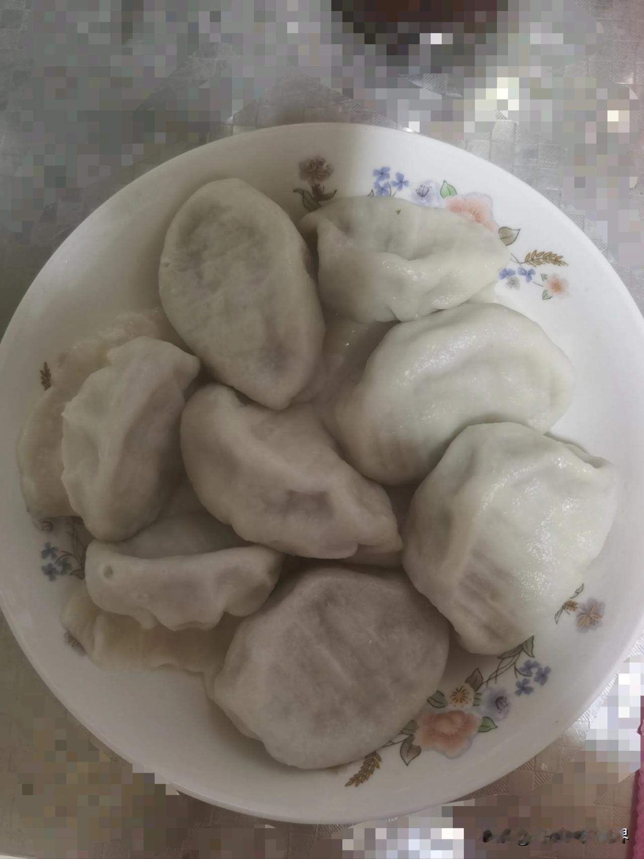 今天围炉煮茶说说家里包饺子，一说包饺子就是要皮薄馅大的，到底要包多大个头的才合适