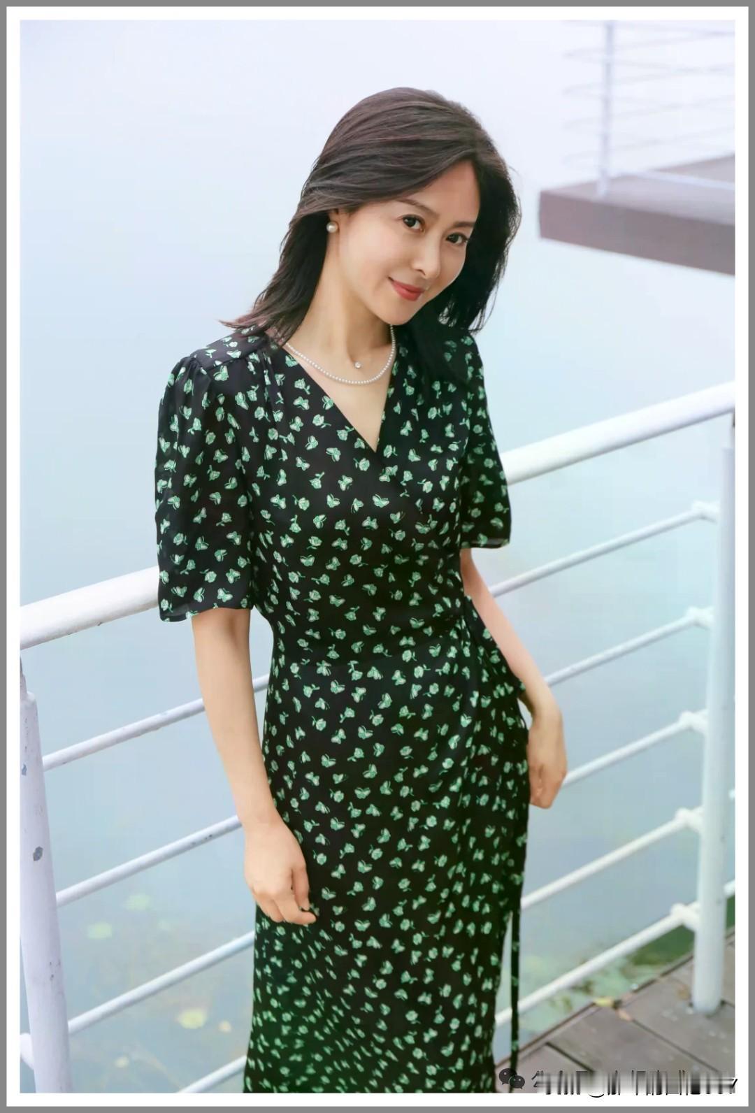 优雅黑裙，绿意盎然，尽显自然之美