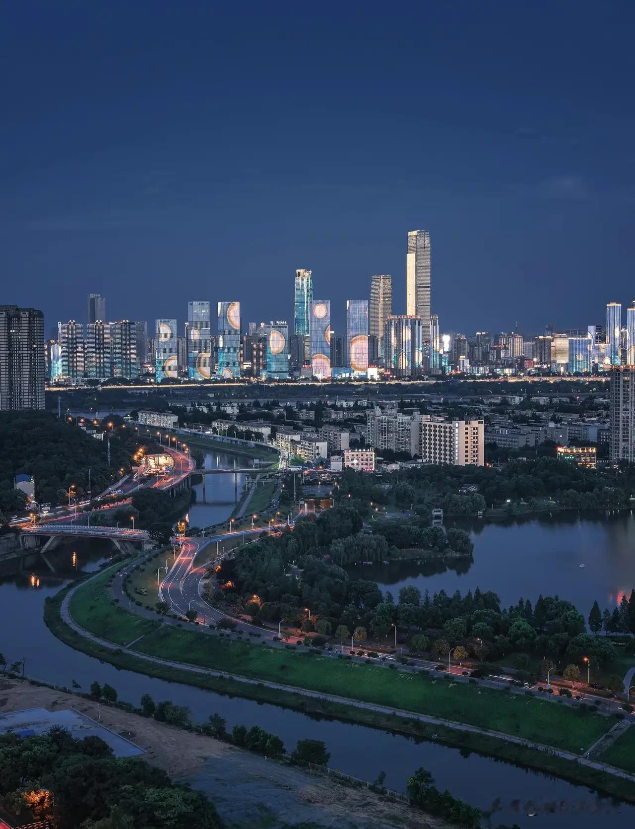 猜猜这是从哪个位置拍摄的长沙夜景？
长沙身为中部的宜居城市，夜景灯光十分璀璨！尤
