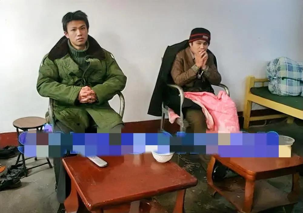 2006年，烟台看守所，两名死刑犯留下的最后一张照片，两名案犯都非常年轻，一个叫
