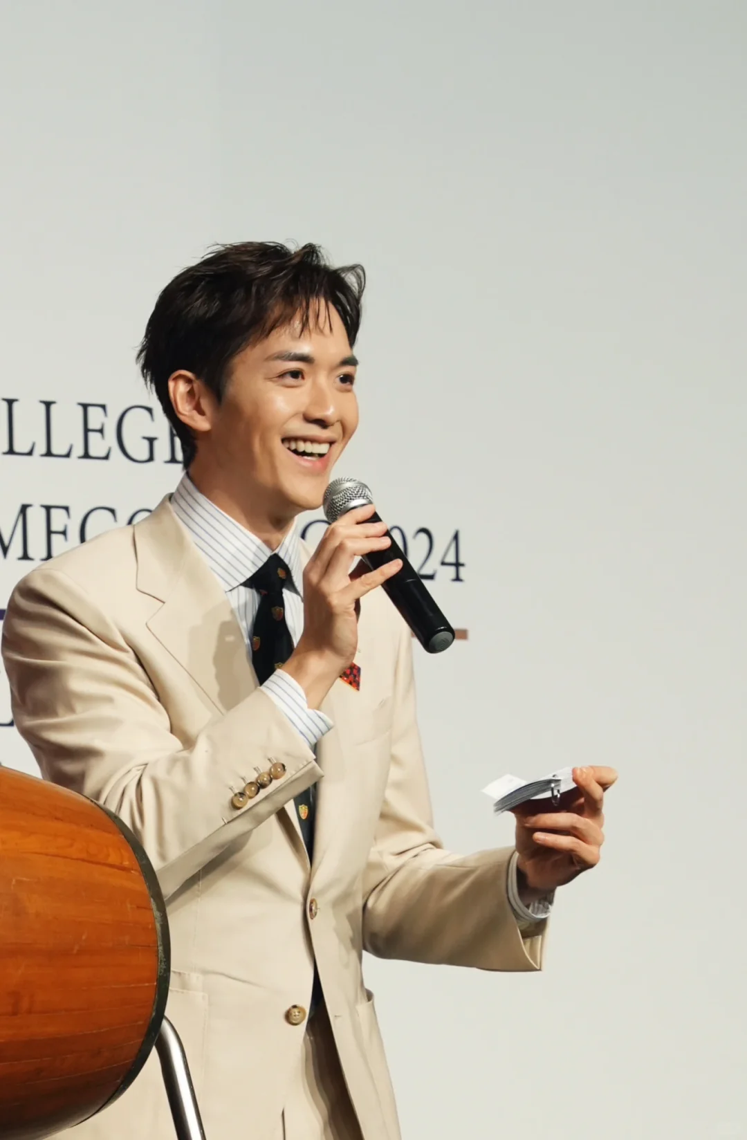 是谁拿着麦克风呢