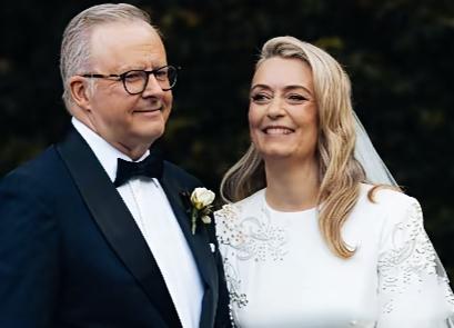 阿尔巴尼斯迎娶了小自己16岁的未婚妻！
以后就是总理夫人了，就不是女友了！
两人