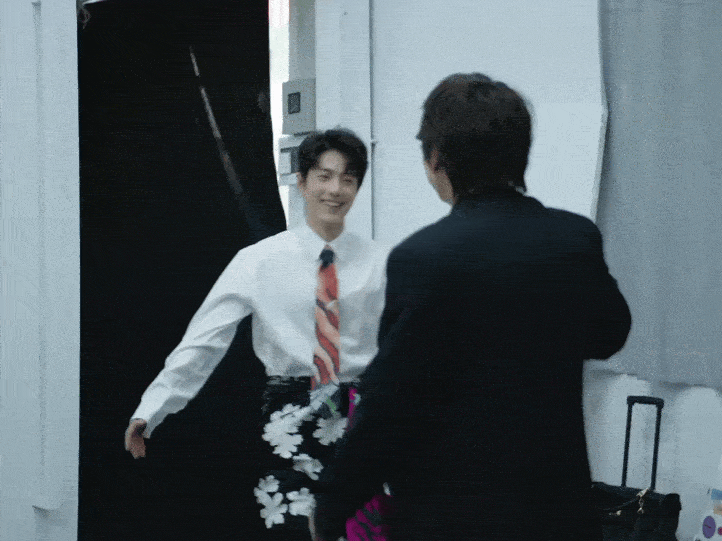 肖战好像2018年就这个肖战怎么越来越嫩，一顿几卷保鲜膜啊