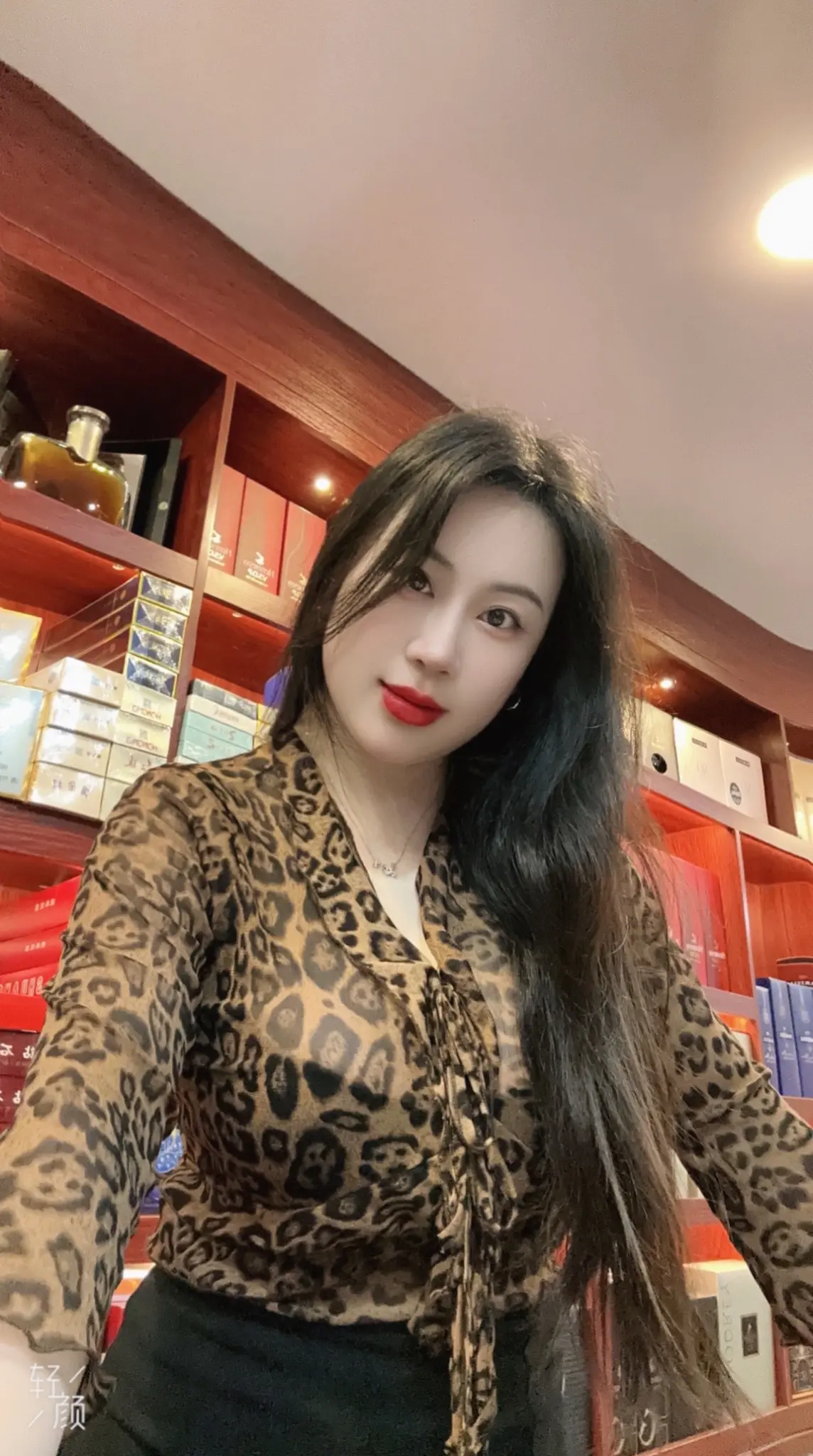 与众不同 你今天真好看 每日分享 烟酒店老板娘 长头发