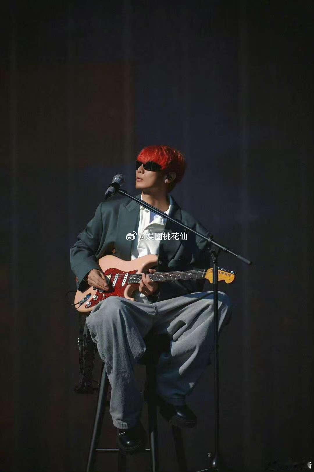 李荣浩40岁状态 40岁的李荣浩状态拉满！外形挺拔有型，沉稳气质尽显魅力，这份由