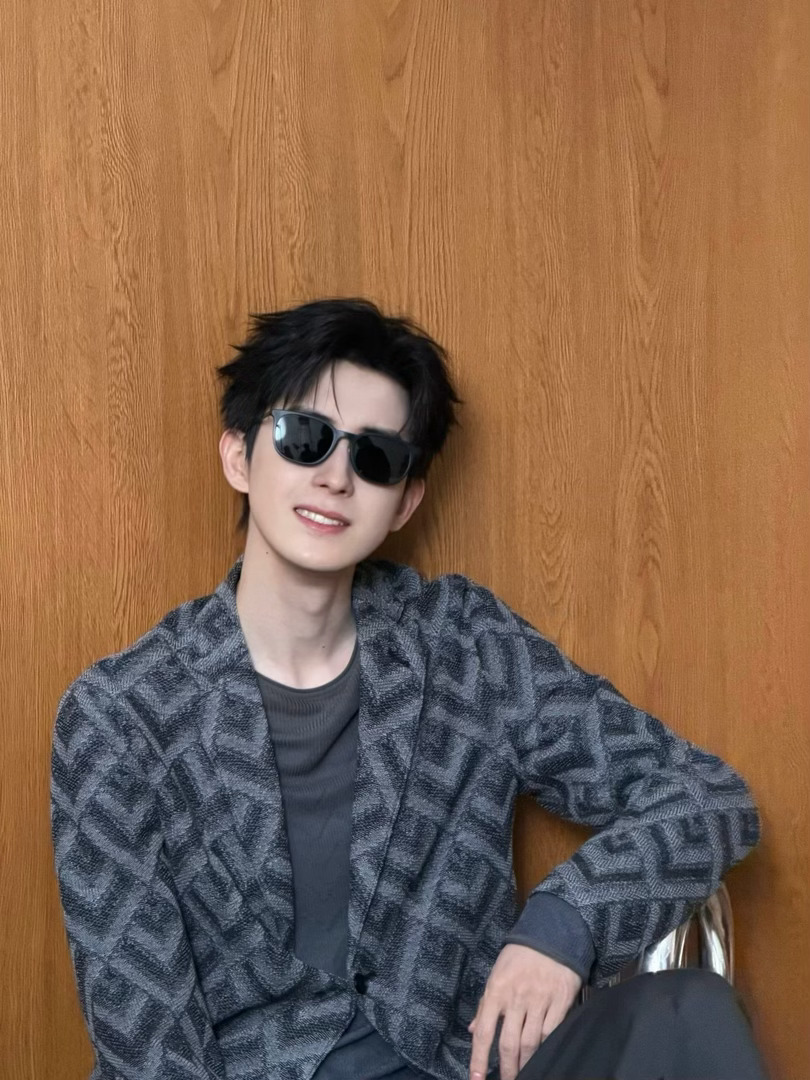 向全世界安利敖瑞鹏 敖瑞鹏live图帅成啥了真的好适合黑西装啊，跪求西装半永久戴