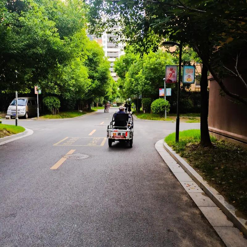 现在很多小区业主对物业确实意见不小。就说我住的小区，物业费催缴那叫一个积极，每月