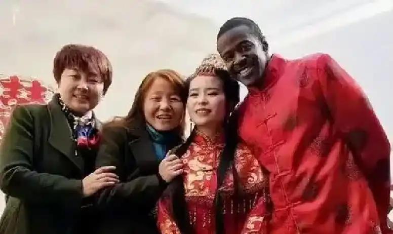 法学界陈枫：加强对外嫁女性的管理已经刻不容缓。他建议，只要中国女孩嫁给老外，必须