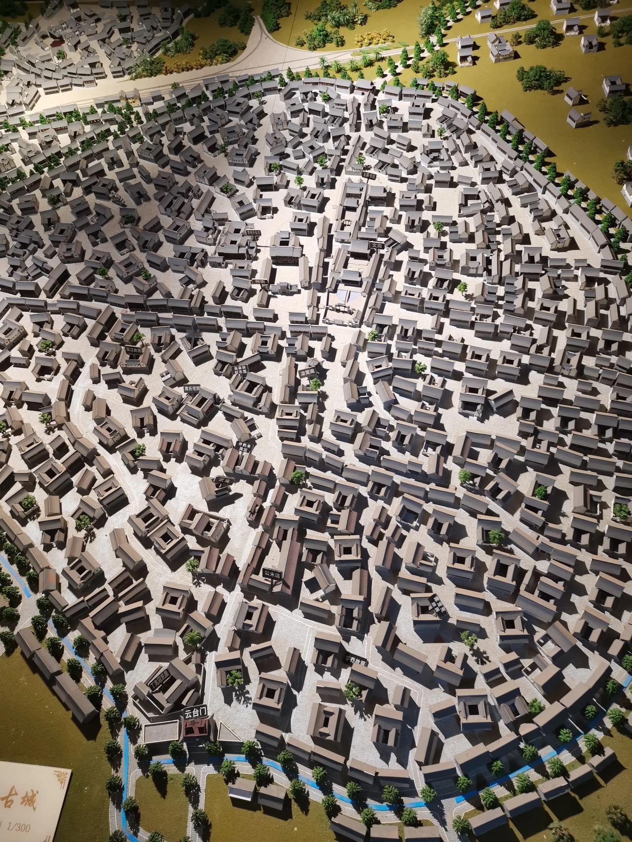 猜一猜，看我们已经到了哪个著名的“和平之城”？（一）

据说，我们到达的这个城市