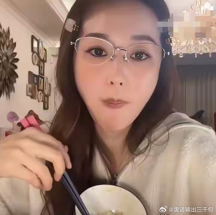 网友问吴佳尼：“你是嫌弃马景涛老了，不跟他复合吗？”吴佳尼说：“不是老了。我都跟