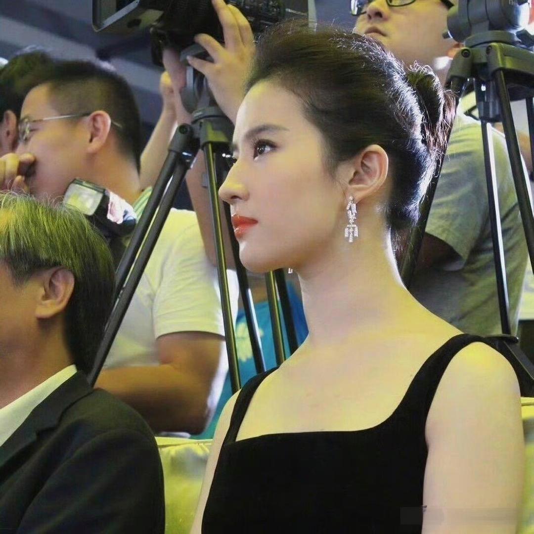 谁懂！刘亦菲随便一个仰拍镜头都美到失语，氛围感绝了 