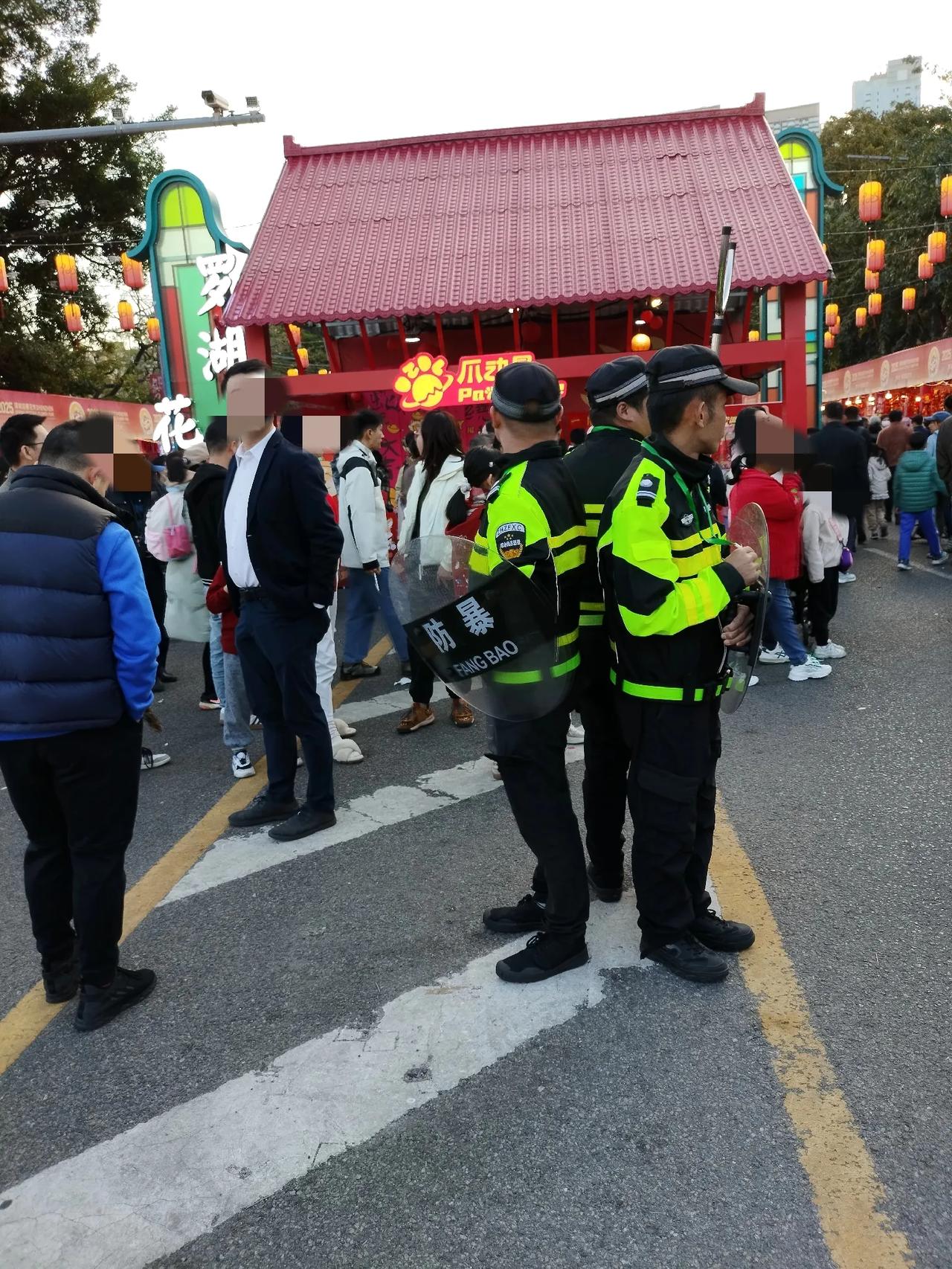 满满的安全感！
深圳花市中，三头六臂六腿的辅警，从不同的方向看着川流不息的人群，