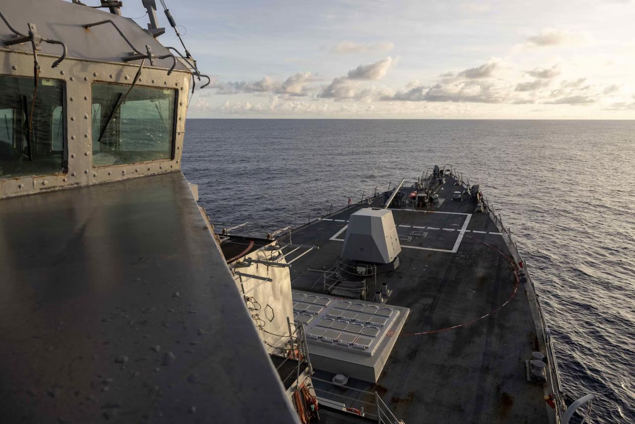 美国海军阿利·伯克级驱逐舰普雷布尔号（DDG 88）12月6号在中国南沙海域进行