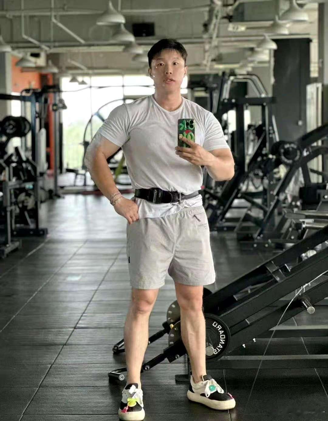 没点肌肉当不了德云社副总救命，烧饼和栾云平围堵于谦网恋，肌肉男和肌肉衣男狭路相逢