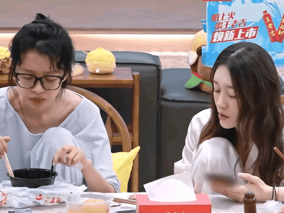 孙怡和李小冉吃饭的时候神同步，都把腿支起来放在椅子上，不耽误吃东西还不耽误玩手机