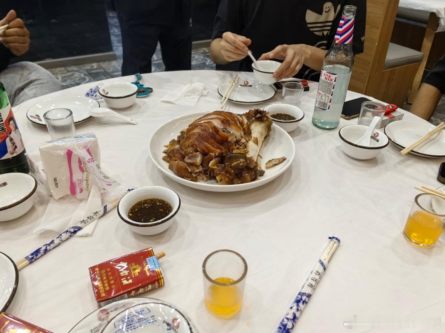 我傻了，大肘子这么大啊 ​​​