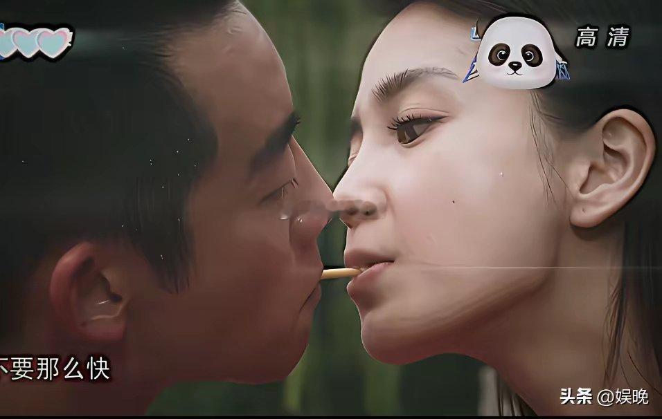 还记得这段咬饼干的片段吗？他俩是真亲到了 
