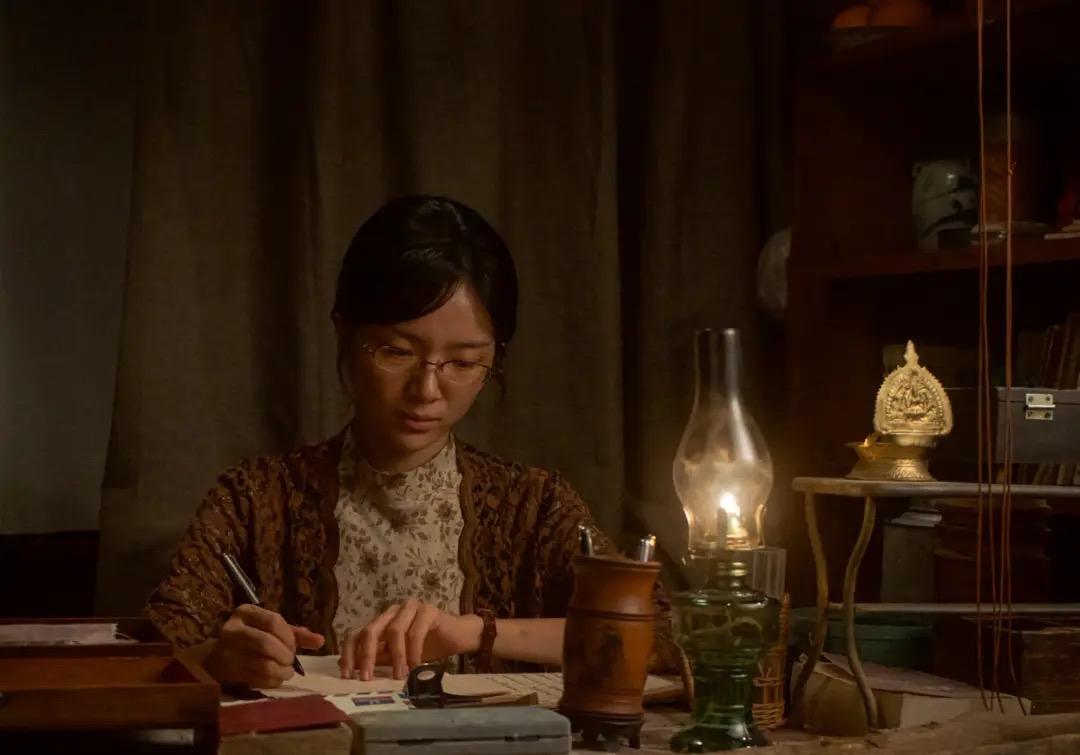 同样演哭戏，胡歌在《抓特务》里痛哭流涕，为啥败给李思潼的哽咽流泪？原因就俩字。