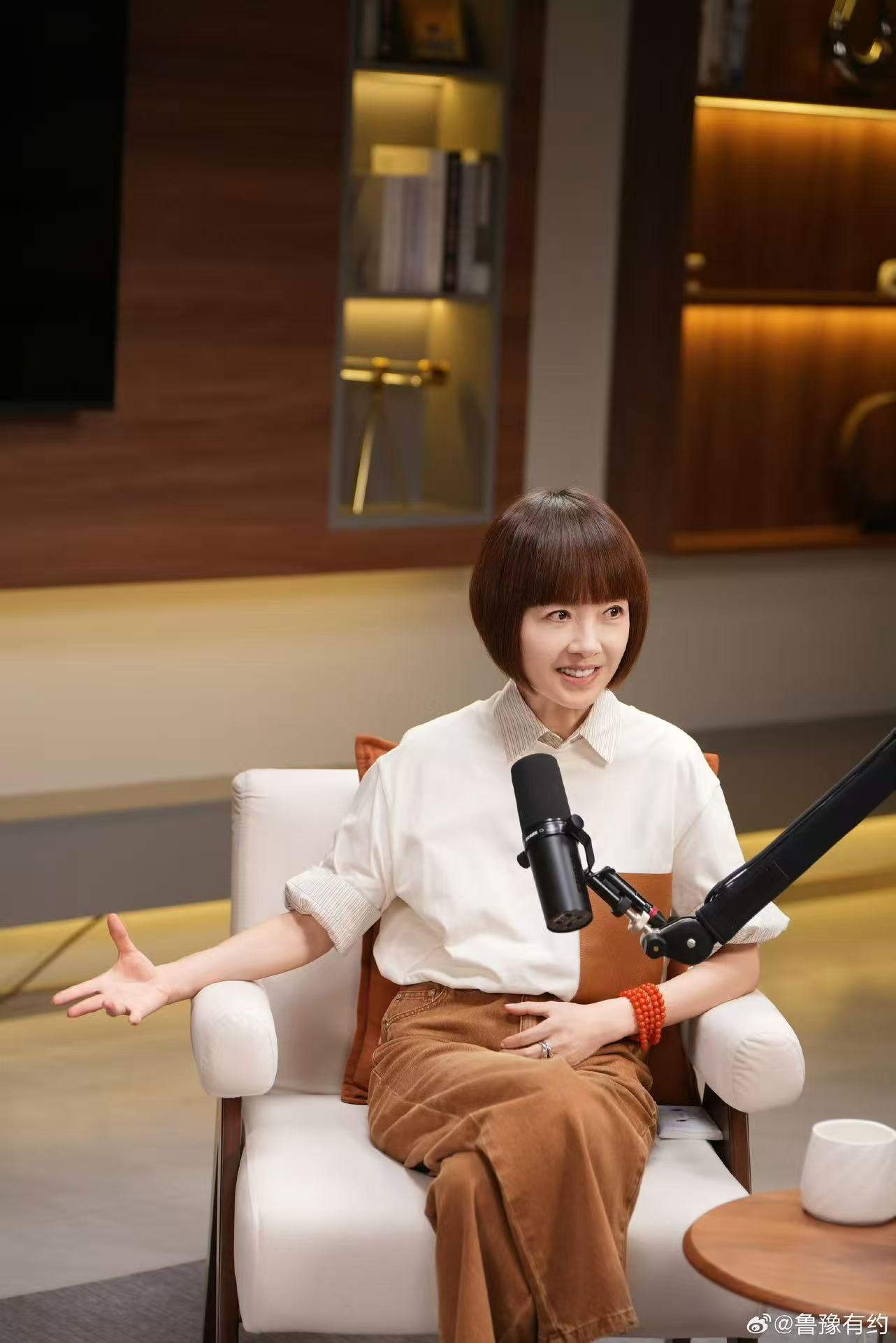 钟美美坦言很怕自己现在会不红 他说那些爆火的模仿是天赋，连1%的努力都不到。但当