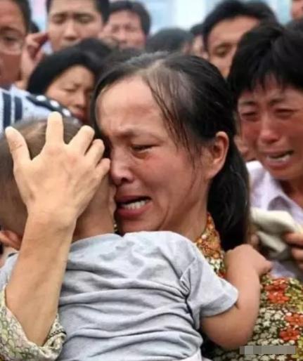 “动我的孩子就跟谁拼命！”在陕西的一个普通傍晚，一位年轻父亲带着孩子去小区附近的