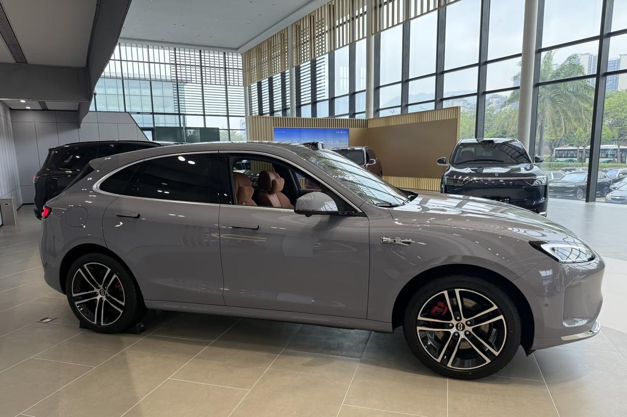 雷军：我们3月交了2万台，交付是硬指标。
余承东：我们一天就有2.5万订单，说明