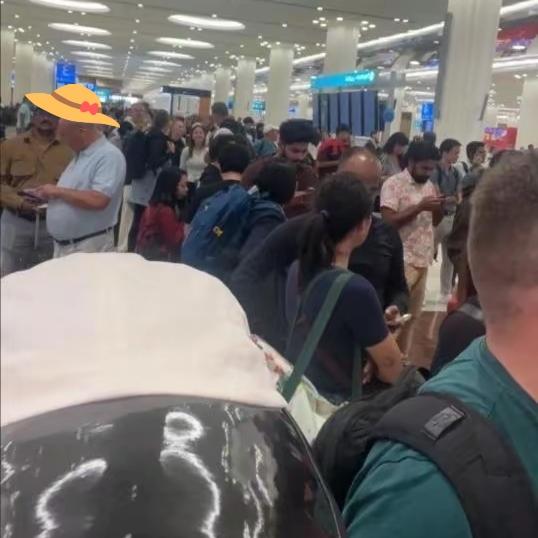 谁能想到，
开开心心出国度假，
下一秒就被困在战火边缘。中东局势一夜间突变，大批