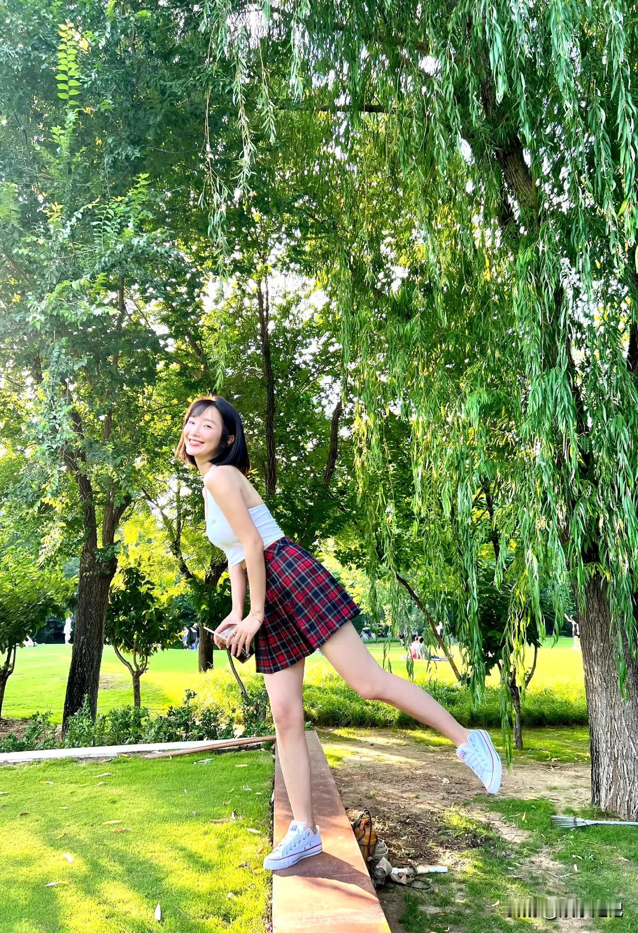 肖燕短裙美照