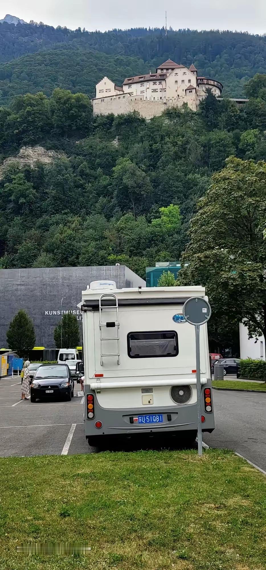 这是欧洲城市的停车场，这儿并没有不让房车停的说法，房车完全能正常停靠。 