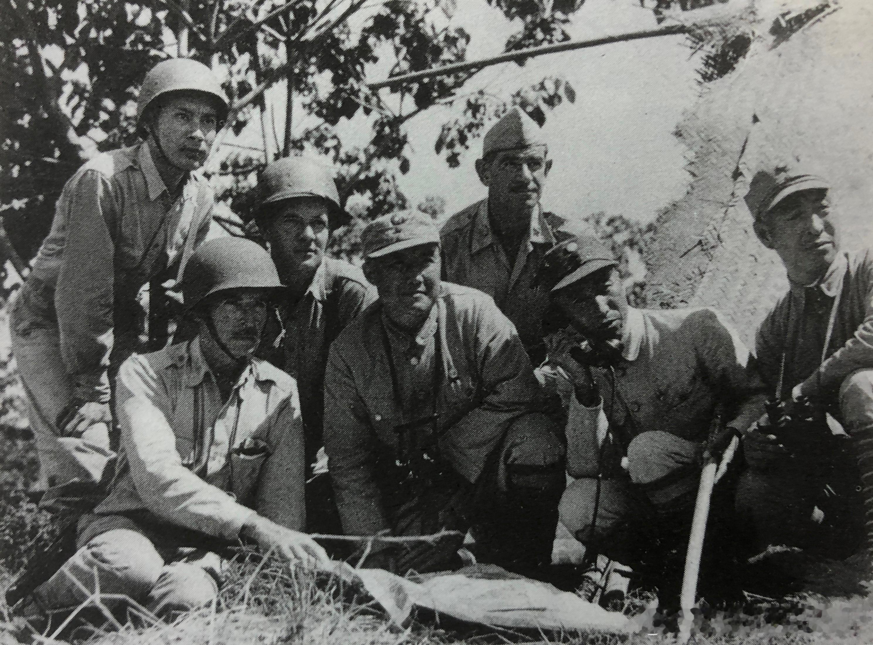 1944年9月14日远征军第53军军长周福成（前左二）、116师师长赵镇藩（前左