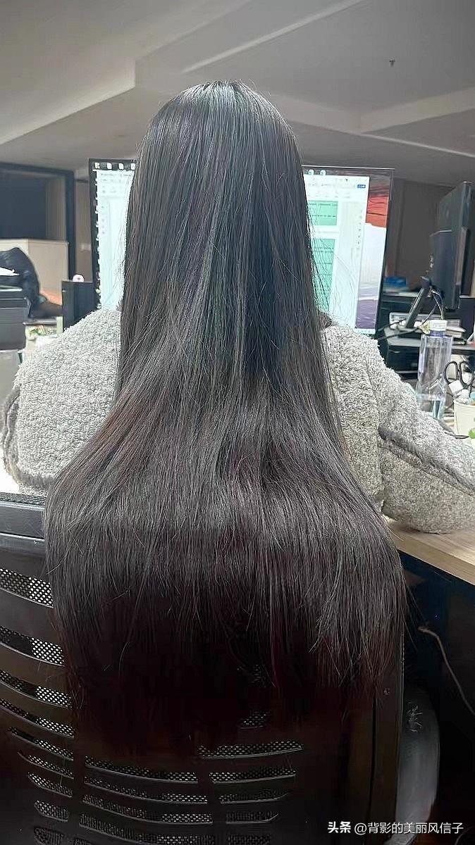 发丝如瀑垂，心静似水悠。