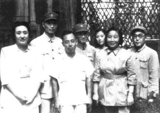 左起:董竹君、张爱萍、郑沙梅、陈同生、石斌(曹荻秋夫人)、章蕴、曹荻秋。
194