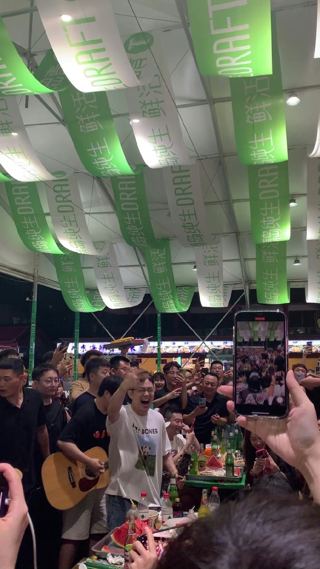 #偶遇黄渤大鹏沈阳夜市唱歌# 感觉黄渤和大鹏真的是太努力了，为了热烈奋斗在夜市里