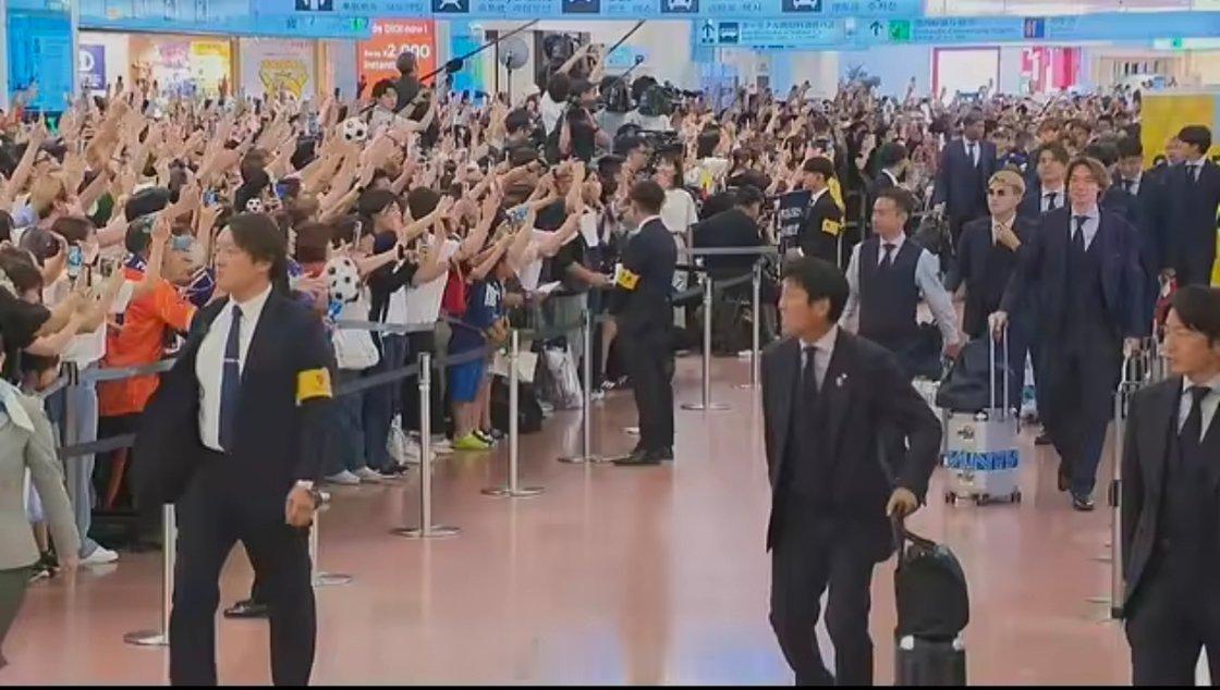 今天结束世界杯征程的日本队返回国内，他们在机场得到了约700名球迷的热烈欢迎。据