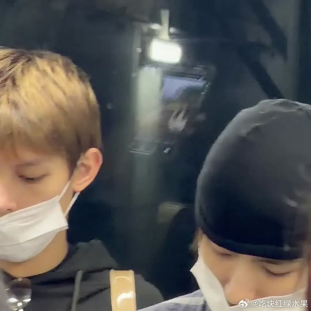 赵雨凡这是吃一堑长一智知道贴防窥膜了