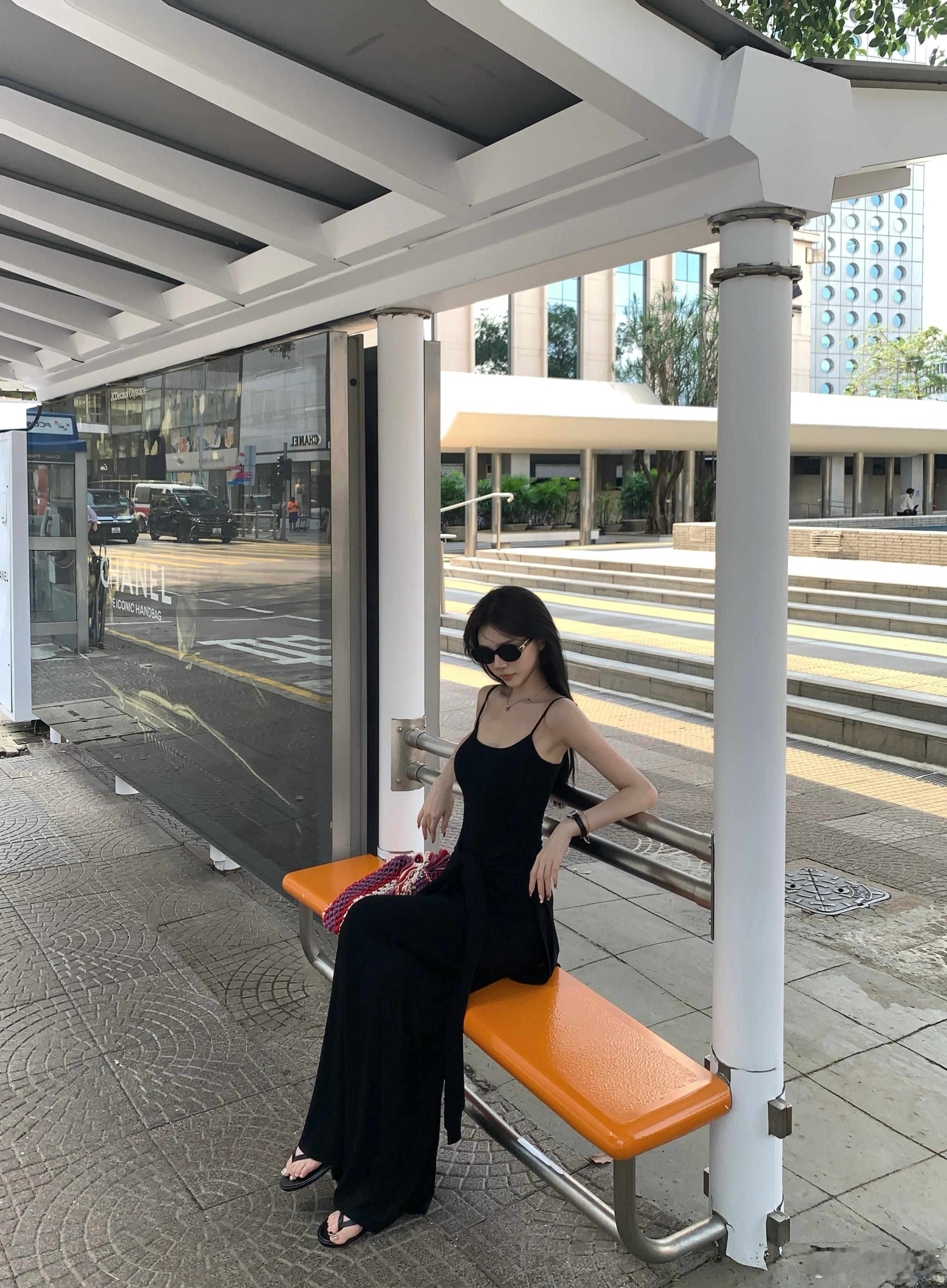 中午好呀～这条裙子真的好有街头氛围感我在hk拍的时候回头率百分百分！好多路人都夸