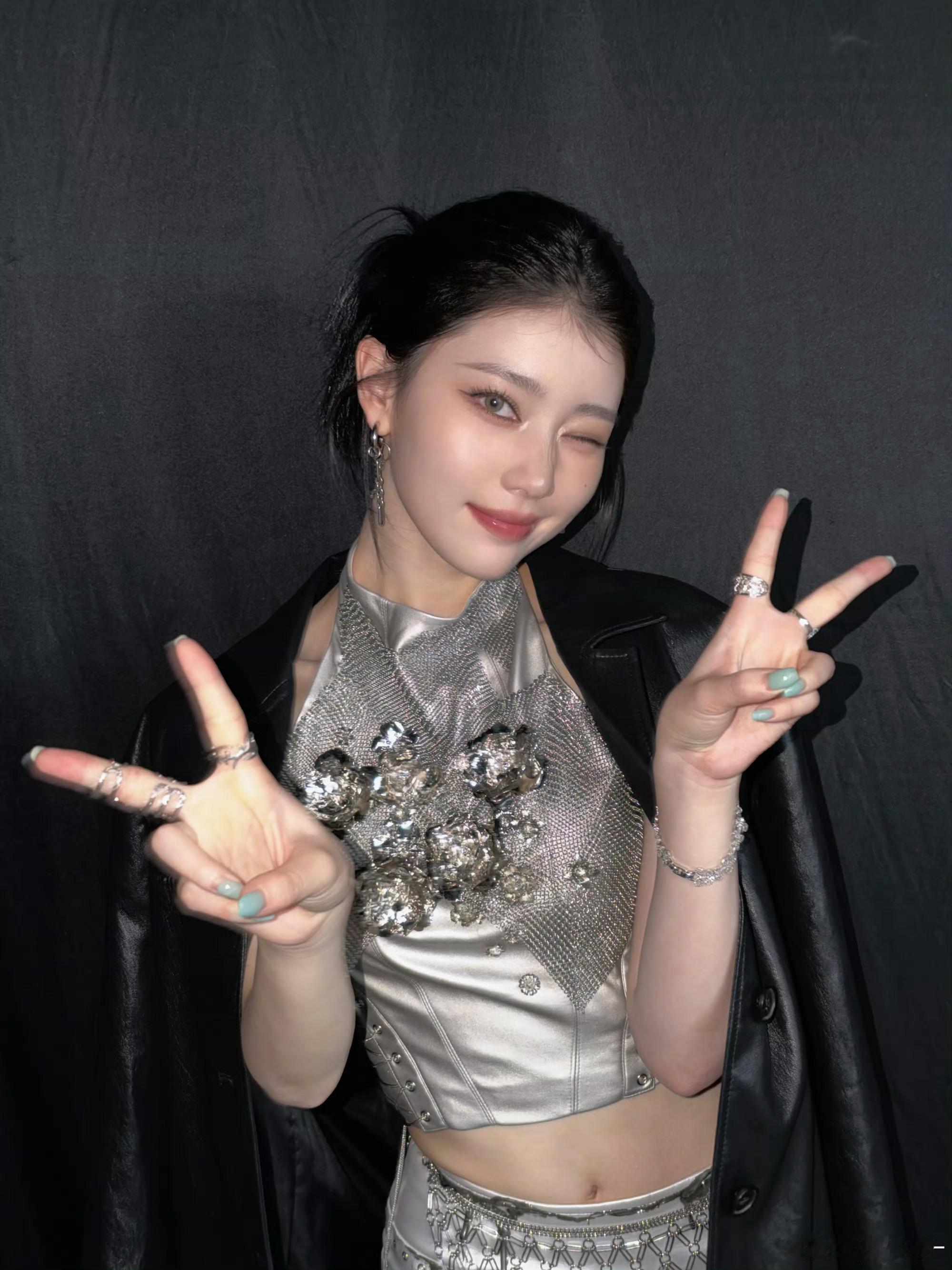 沈小婷下一秒萌萌的打招呼沈小婷五代女团实力谁能拒绝沈小婷的双面魅力，刚劲舞台过后